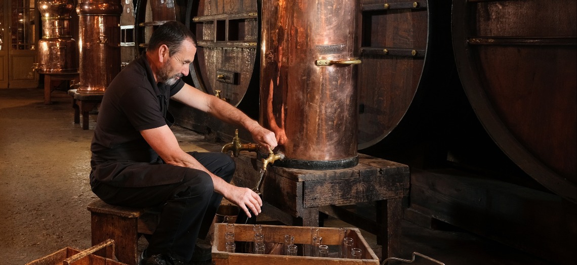 Making of the walnut liqueur
